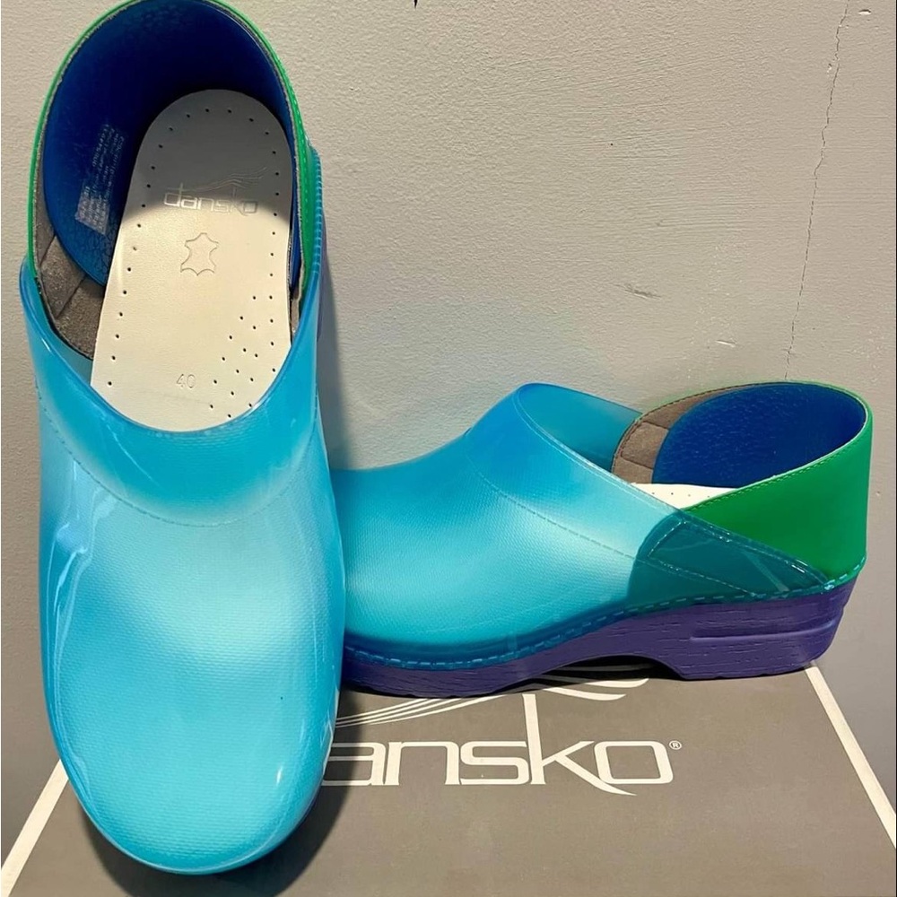 Super cute, rare color, Dansko clogs!